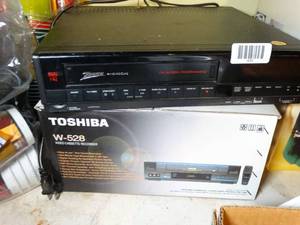 lot 1839 image: 2 VHS Players