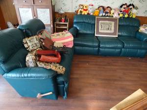 lot 1869 image: Lay-Z-Boy Set  Dual Reclining Love-Seat & Couch w Hide-a-Bed