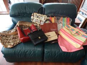 lot 1870 image: Lot of Purses and Clutches