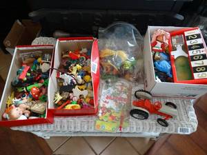 lot 1891 image: Mixed Variety of Small Kids Toys - Take a L00k