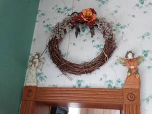 lot 1910 image: Angels and Wreath above Doorway