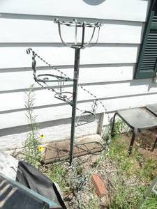 lot 1915 image: Multi Level Metal Plant Stand
