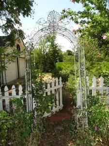 lot 1921 image: Unique Arched Metal Trellis