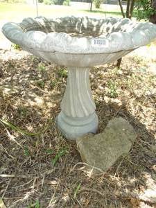 lot 1927 image: Nice Bird-bath Feeder