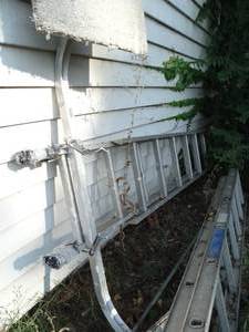 lot 1940 image: Large Extension Ladder w Stabilizers