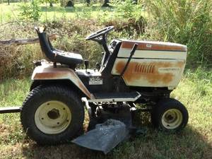 lot 1952 image: Riding Mower w Key