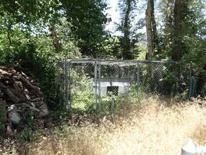 lot 1997 image: Metal Dog House Only  Large Chain-link Dog Kennel Not Included
