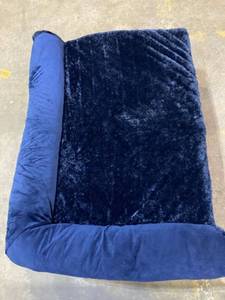 lot 49010 image: MEDIUM SIZED NAVY BLUE PLUSH PET BED