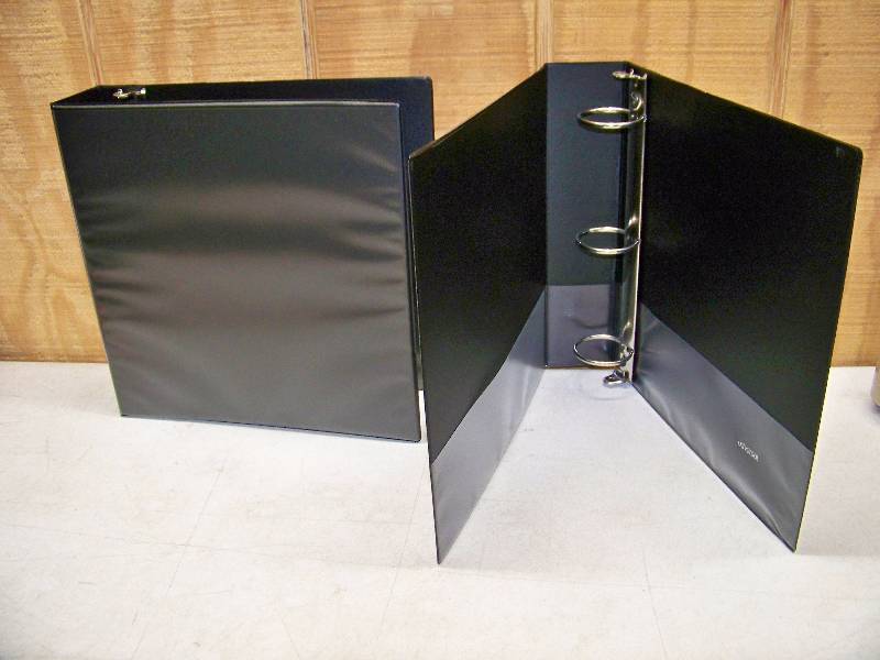 lot 4 image: 12 Avery Universal Binders