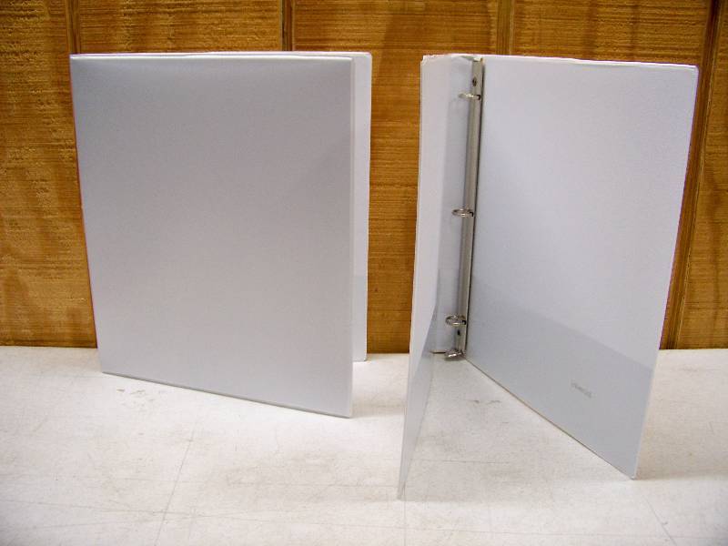 lot 12 image: 12 Avery Universal Binders