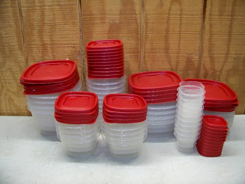 lot 31 image: Rubbermaid Easy Find Lids Storage Containers