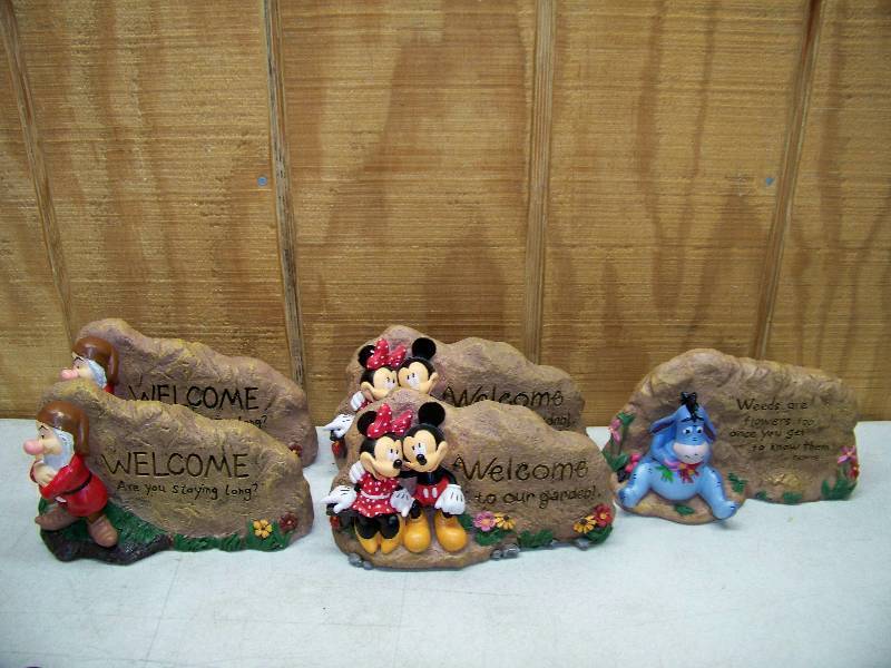 lot 50 image: 5 Disney Garden Stones