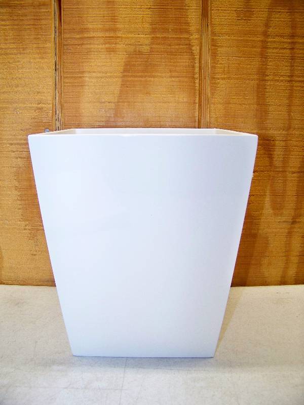 lot 158 image: White Wastebasket
