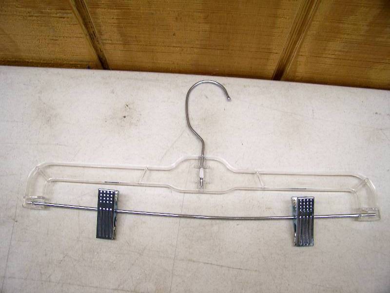lot 262 image: 100 Plastic Pants Hangers