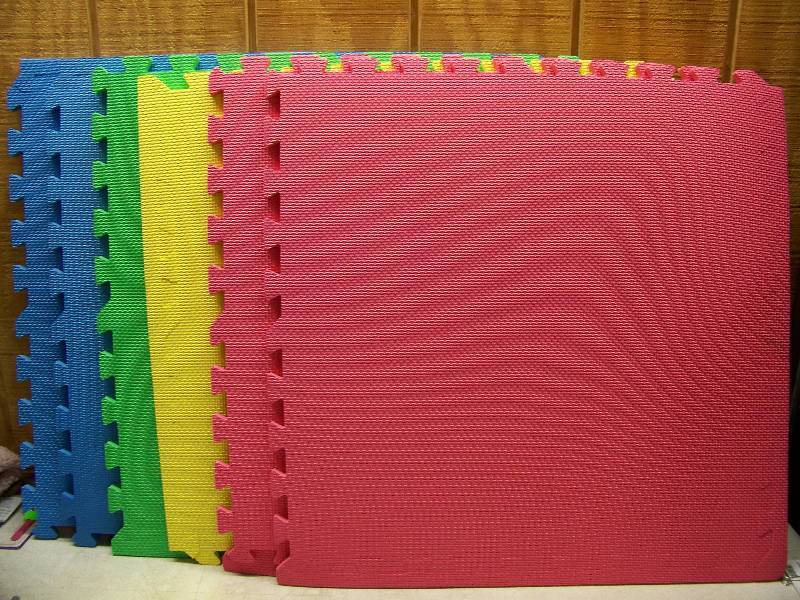 lot 320 image: 6 Interlocking Foam Tiles