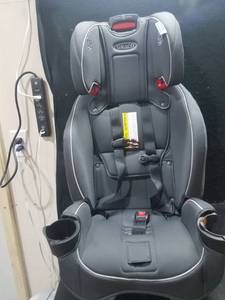 lot 1114 image: Graco booster seat