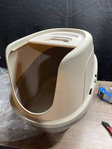 lot 1128 image: Amazonbasics Hooded Cat Litter Box, Large