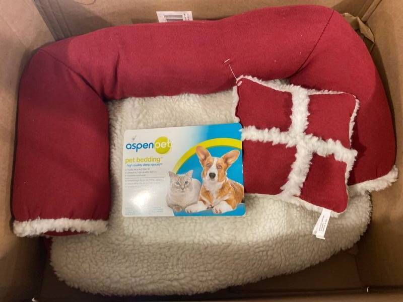 lot 33039 image: Aspen Pet Sofa with Pillow Dog Bed, Medium