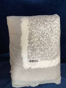 lot 12122 image: BATHROOM RUG SHOWER RUG PLUSH GREY