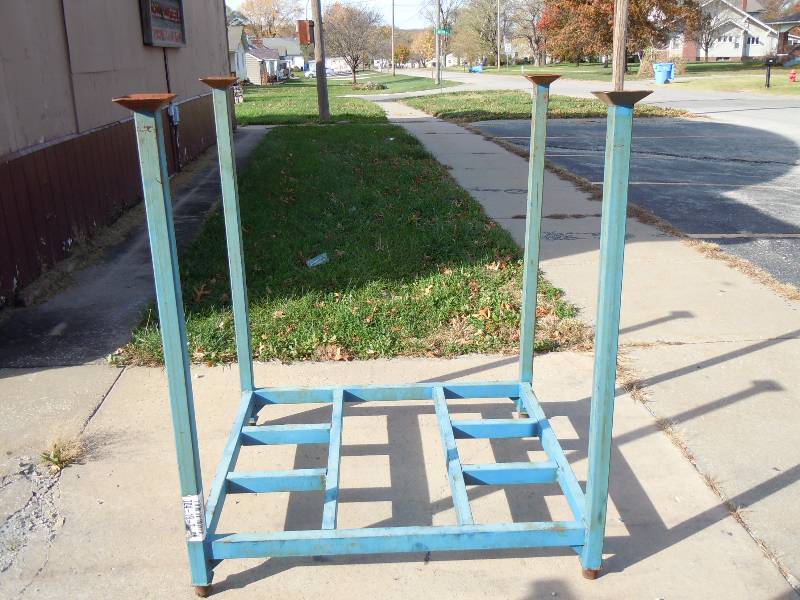 lot 628 image: Stack Racks Heavy Duty Metal Stand