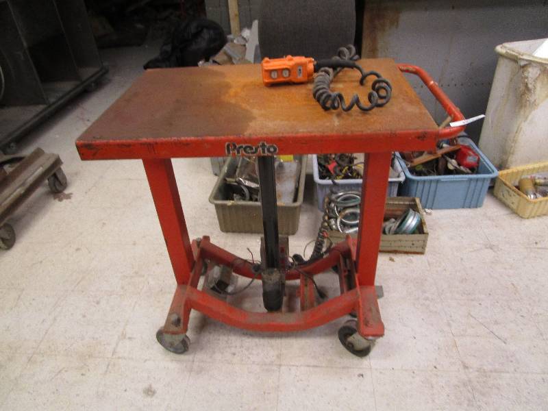 lot 130 image: Heavy Duty Lift Table