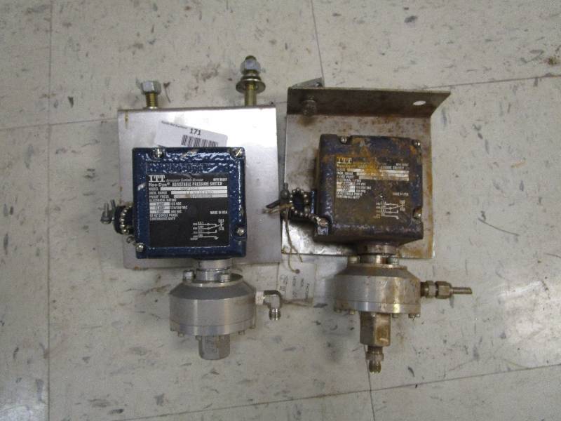 lot 171 image: Lot of Pressure Switches