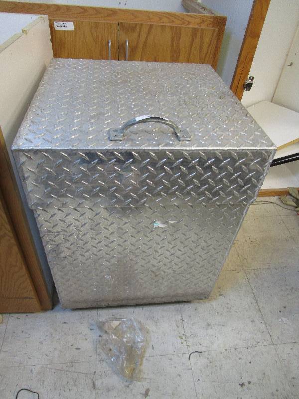 lot 201 image: Diamond Plate Box with contents