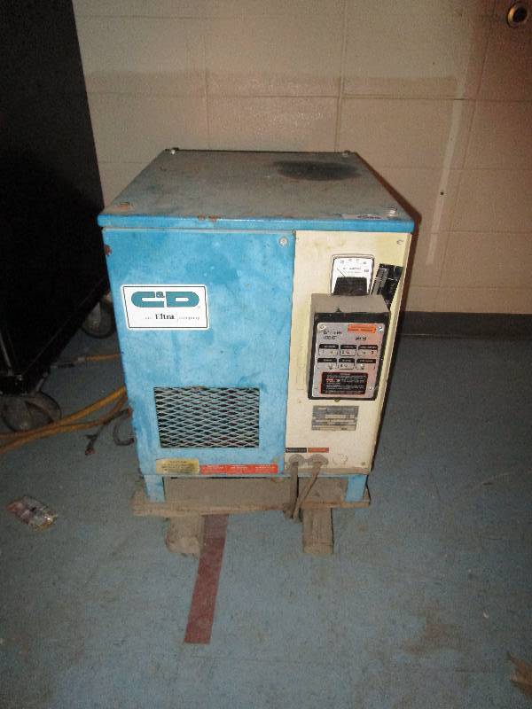 lot 296 image: CD Battery Charger