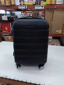 lot 40940 image: Rockland luggage hard side case
