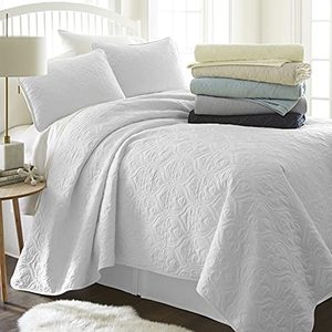 lot 40982 image: Linen Market Quilted Coverlet Set Damask Patterned, KingCalifornia King, White