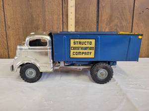 lot 1270 image: Vintage Structo dump truck toy