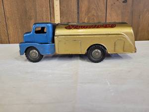 lot 1271 image: Vintage pressed steel Structo 66 fuel truck