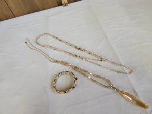 lot 1289 image: 2 necklaces and a bracelet