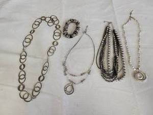 lot 1295 image: 4 necklaces and a bracelet wmetal tones