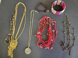 lot 1297 image: 4 necklaces and 2 bracelets