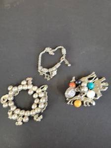 lot 1298 image: Bracelets wcharms