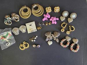 lot 1300 image: Multiple pairs of earrings