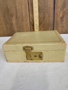 lot 1302 image: Vintage jewelry box