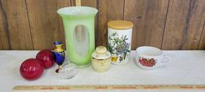 lot 1324 image: Home decor glassware