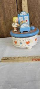 lot 1326 image: Vintage nursery music box