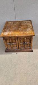 lot 1357 image: Endtable wstorage