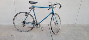 lot 1377 image: Vintage blue bike wlight generator and toe clips