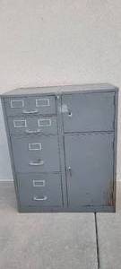 lot 1379 image: Vintage 3 drawer file cabinet wsafe- dial is missing