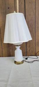lot 1398 image: Vintage milk glass table lamp