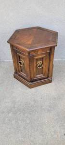 lot 1473 image: Hexagon endtable wstorage 23 12 X 21