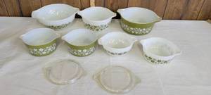 lot 1533 image: Vintage Pyrex bowls