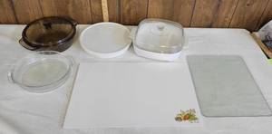 lot 1537 image: Corning ware and Anchor Hocking casserole dishes and two cutting boards