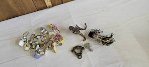 lot 1514 image: Knobs and shower curtain hooks