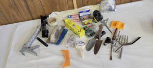 lot 1515 image: Gardening shovels, nails, light&moisture meter and more