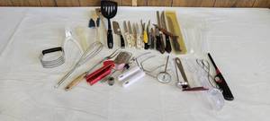 lot 1546 image: Kitchen utensils
